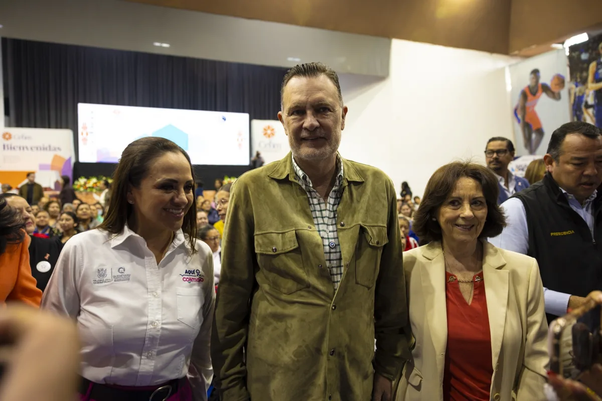 Mauricio Kuri, acompañado de mujeres y asistentes, durante la inauguración del 10.º Congreso de la Mujer del CEFIM, en el Centro Cultural y de Convenciones de San Juan del Río.