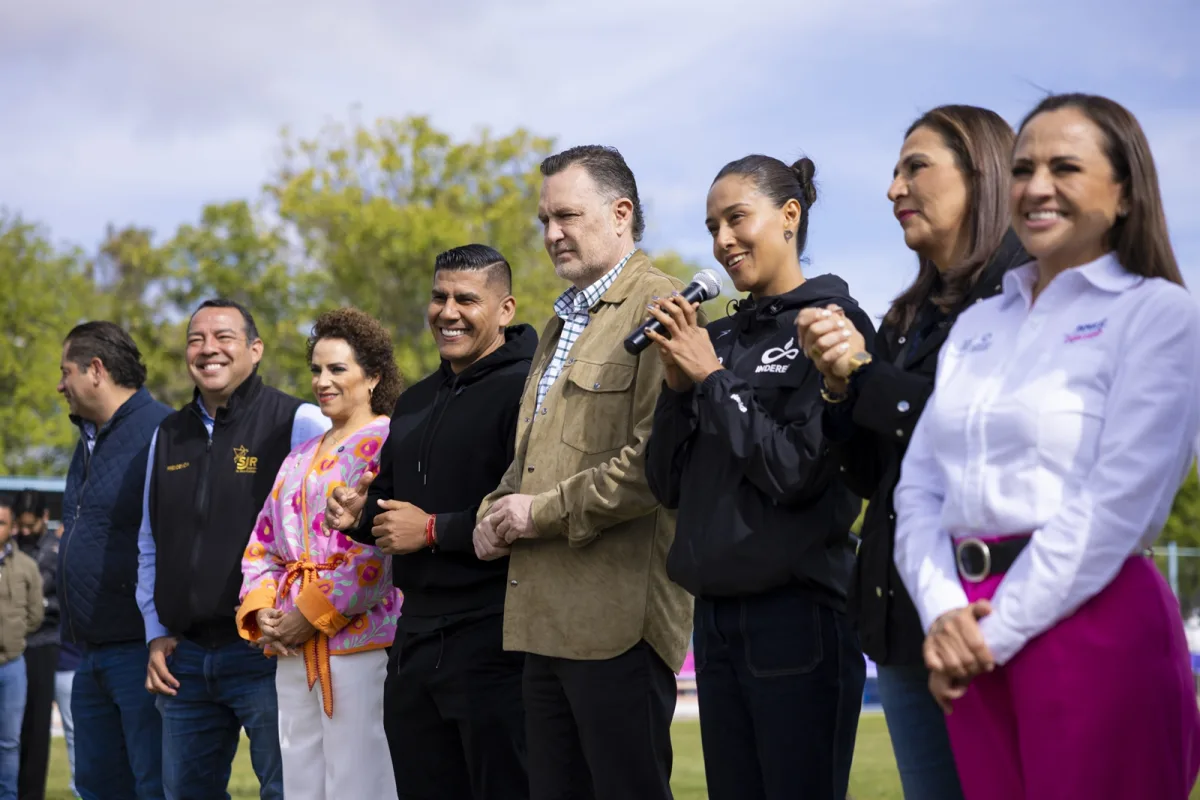 Mauricio Kuri, Carlos Salcido e Iridia Salazar posan durante el arranque de la segunda Clínica de Fútbol INDEREQ, en la Unidad Deportiva Norte de San Juan del Río.